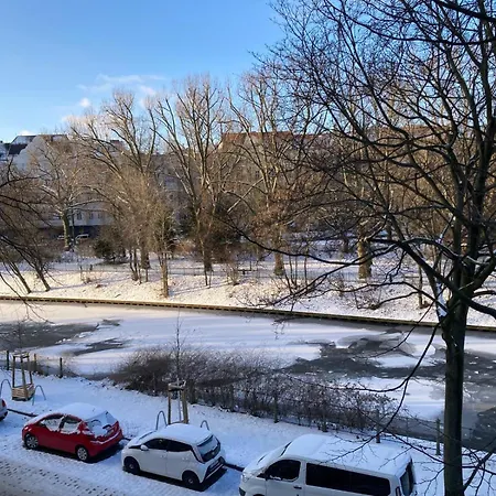 Canal-front At Maybachufer - Private In Newly Renovated 80 Sqm Two-bedroom Homestay *