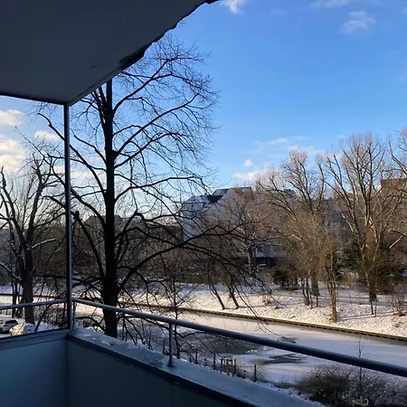 Rum i privatbostad Canal-front At Maybachufer - 80 Sqm Two-bedroom Book One Or Full *