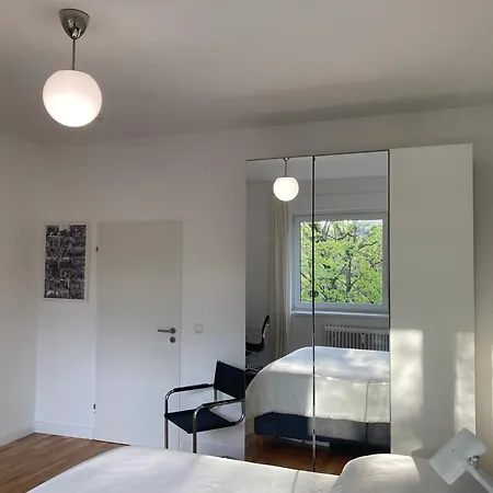 Rum i privatbostad Canal-front At Maybachufer - 80 Sqm Two-bedroom Book One Or Full