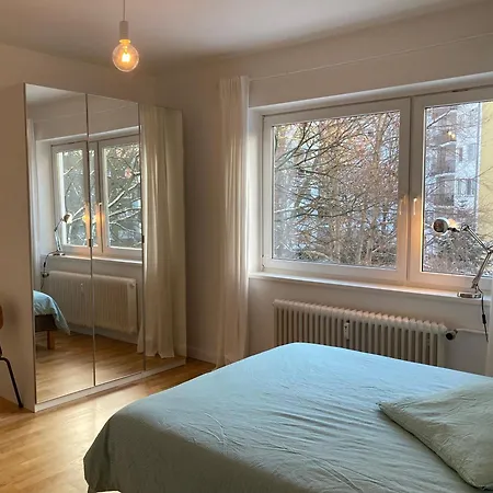 Rum i privatbostad Canal-front At Maybachufer - 80 Sqm Two-bedroom Book One Or Full Berlin